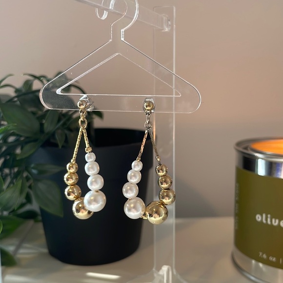Vintage Jewelry - 🍓Vintage gold color and faux pearl dangly earrings